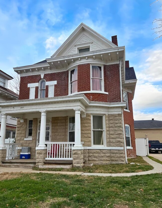 Building Photo - 327 Ash St