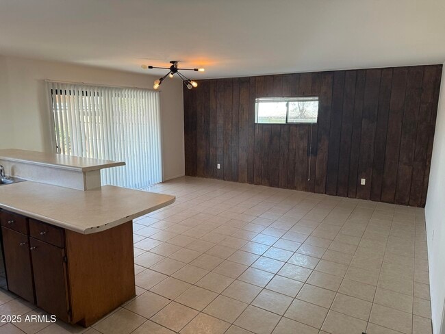 Building Photo - 944 E Concorda Dr