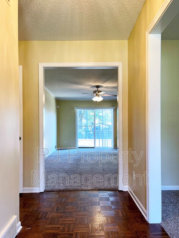 Building Photo - 3235 Foxgate Dr