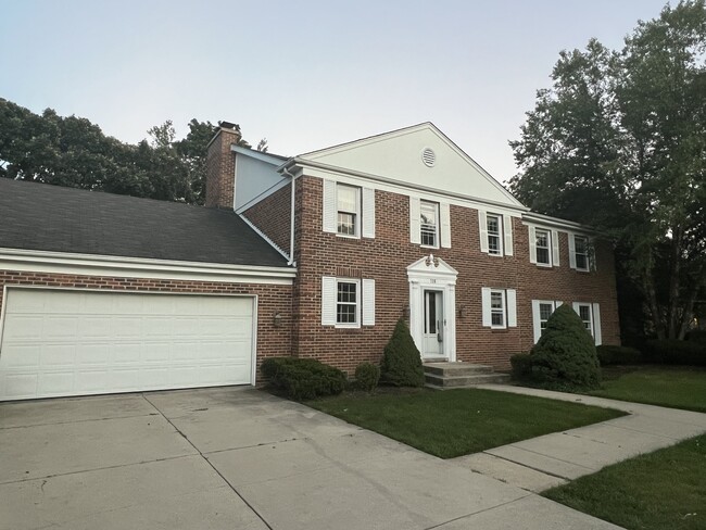 Building Photo - 725 Charlemagne Dr
