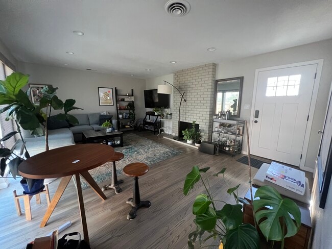 Foto del edificio - 2969 Rosemary Ln