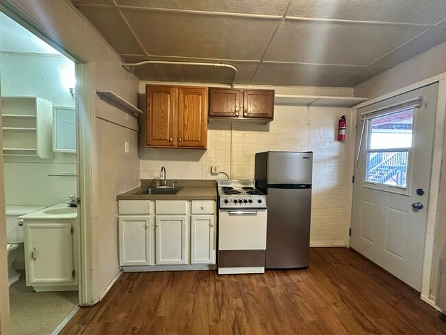 Building Photo - 525 E Omaha St