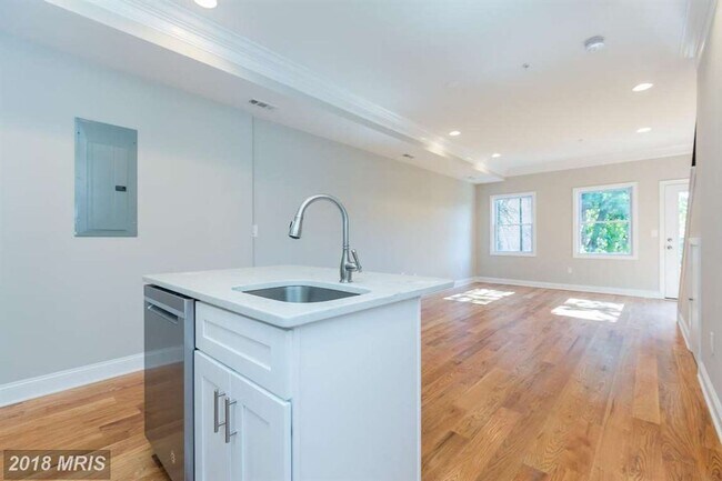 Foto del edificio - H Street Prime with 1/2 off the first month's rent!