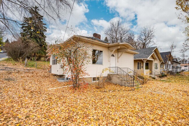 Foto del edificio - JUST LISTED! The Perfect Place for Student...