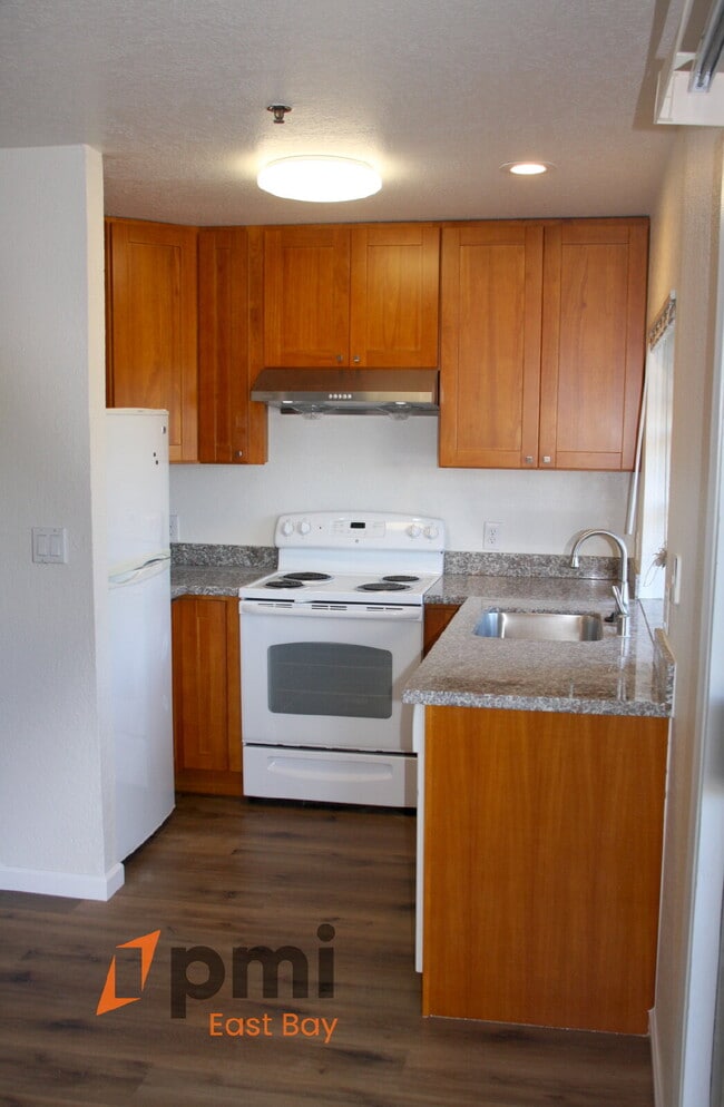 Foto del edificio - Spacious 1-Bedroom with Parking & On-Site ...