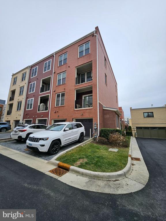 Building Photo - 620 E Howell Ave