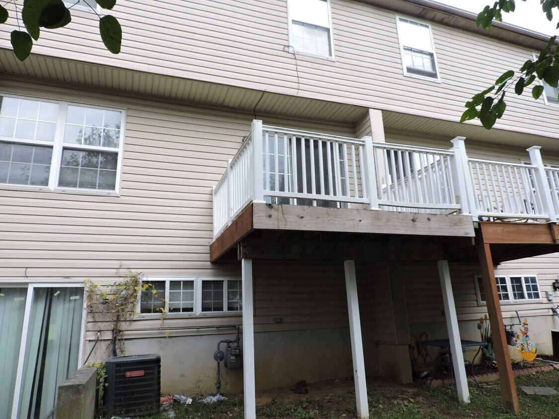Foto del edificio - 236 Northdown Dr
