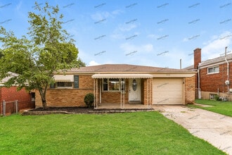 Building Photo - 818 Woodyhill Dr