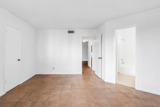 Building Photo - 210 Lake Pointe Dr