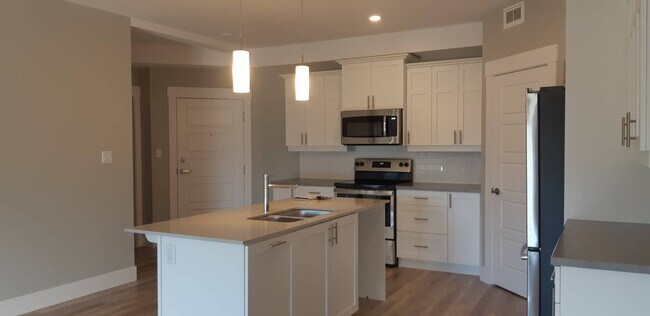 Building Photo - 85 Fieldstone Ct