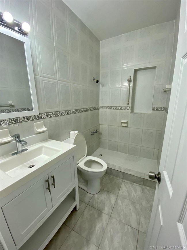 Foto del edificio - 261 NE 44th St