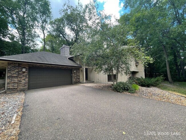 Foto del edificio - 13701 Wood Ln
