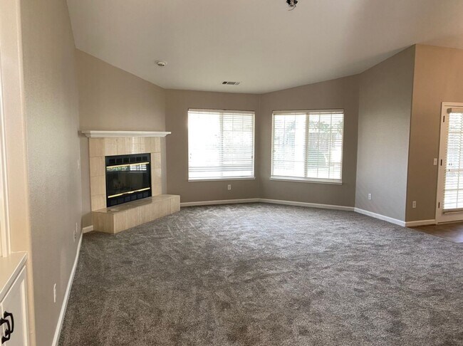 Foto del edificio - 4 bedroom with a 3 car garage!