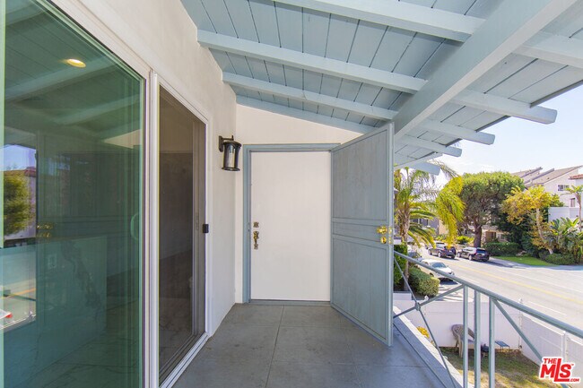 Foto del edificio - 1040 N Crescent Heights Blvd