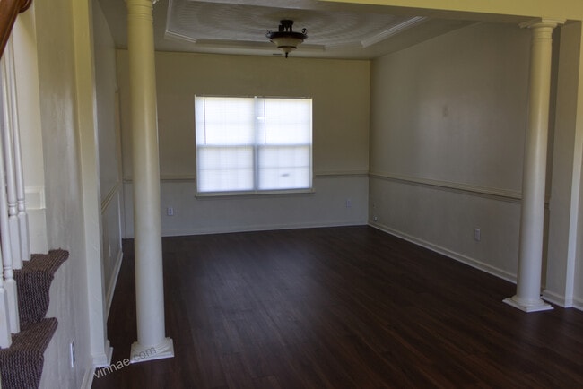 Building Photo - 805 Shadowberry Cres