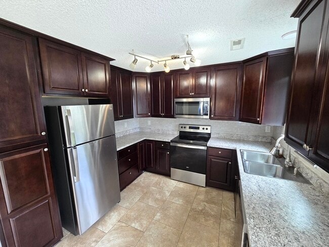 Building Photo - Charming 3BD/3BA Home with Modern Upgrades
