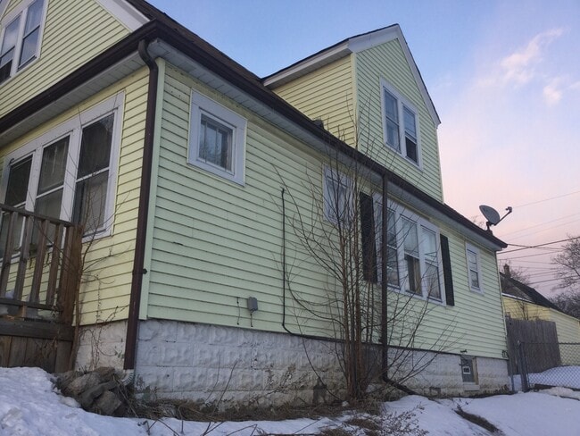 Building Photo - 4 Bedroom Single Family Home
