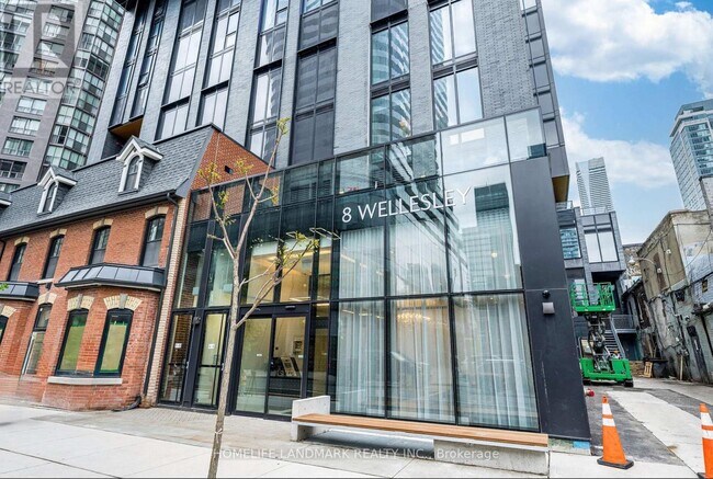 Photo du bâtiment - 8-4708 Wellesley St W