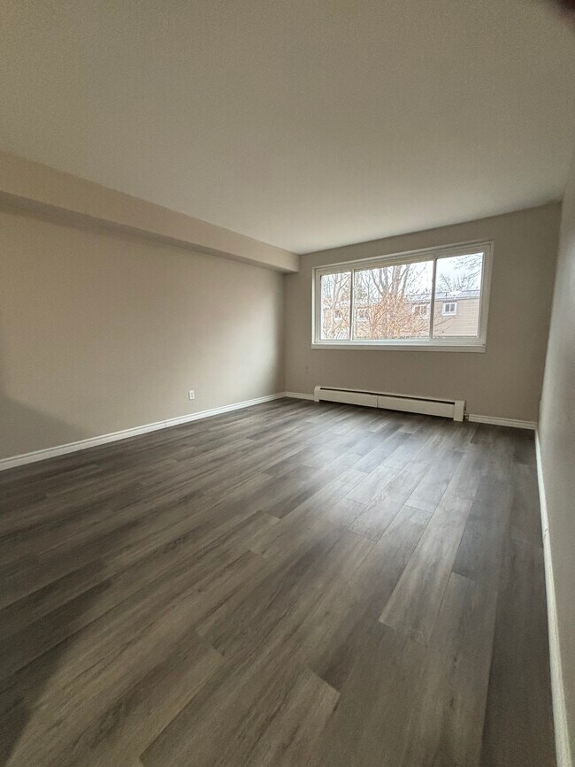 Building Photo - Recently Updated 2 Bedroom 1 Bathroom Apartment!