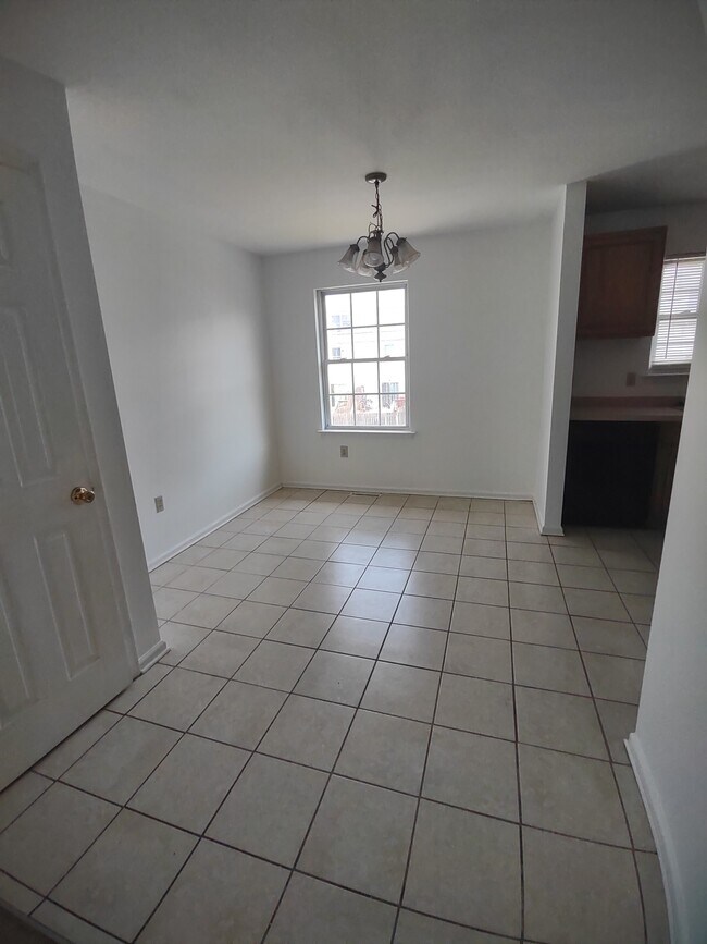 Building Photo - 404 S Claymont St