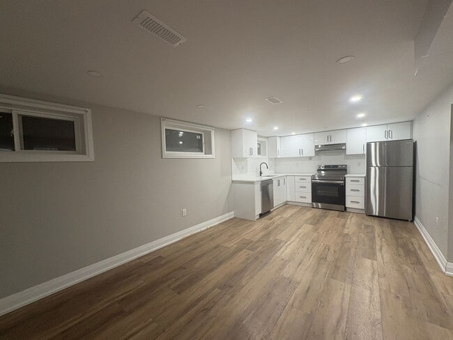 Photo du bâtiment - 3 Bed Basement in Hamilton