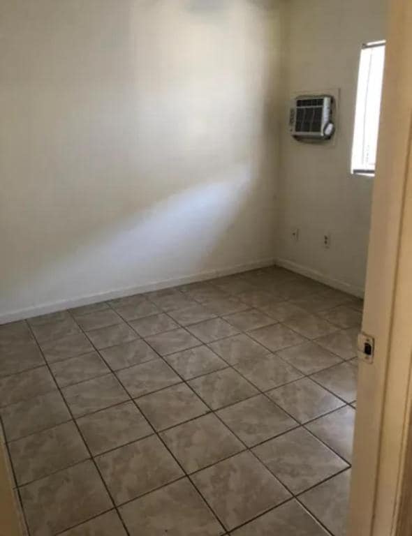 Building Photo - 522 S Mesa Dr