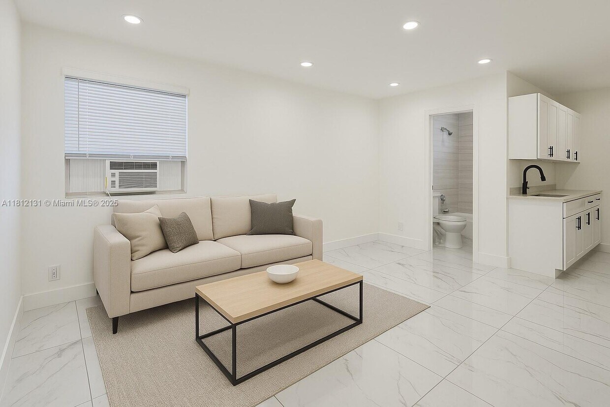 Foto principal - 5740 Mayo St