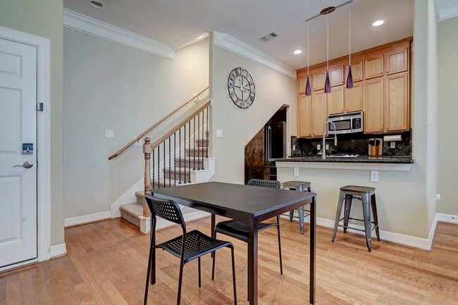 Building Photo - 1530 W 25th St