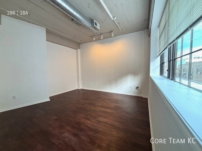 Foto del edificio - 320 W 7th St