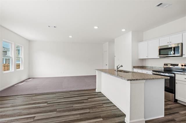 Building Photo - 5910 Sahara Dr