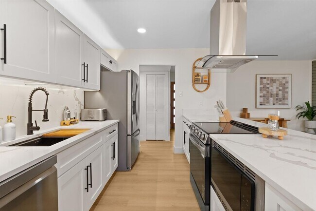 Foto del edificio - 5325 Strickland Ave