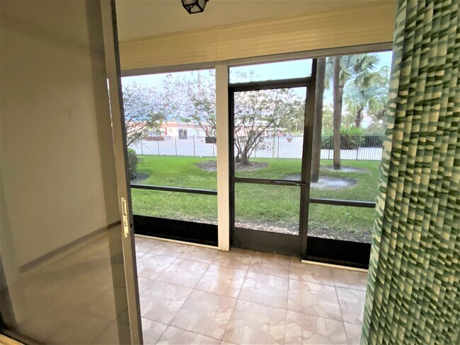Foto del edificio - 4640 Lucerne Lakes Blvd W