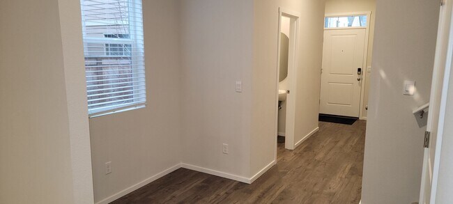 Foto del edificio - SHOWS LIKE NEW!