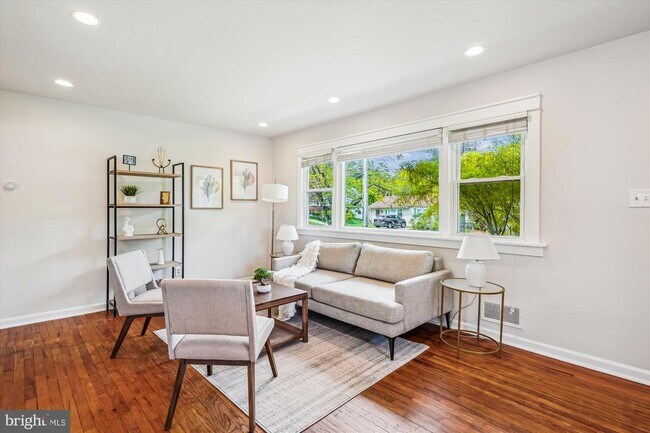 Foto del edificio - 1021 Maple Ave