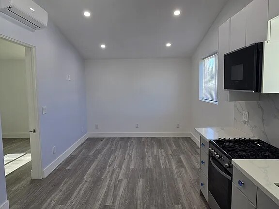 Foto del edificio - 6546 Bobbyboyar Ave