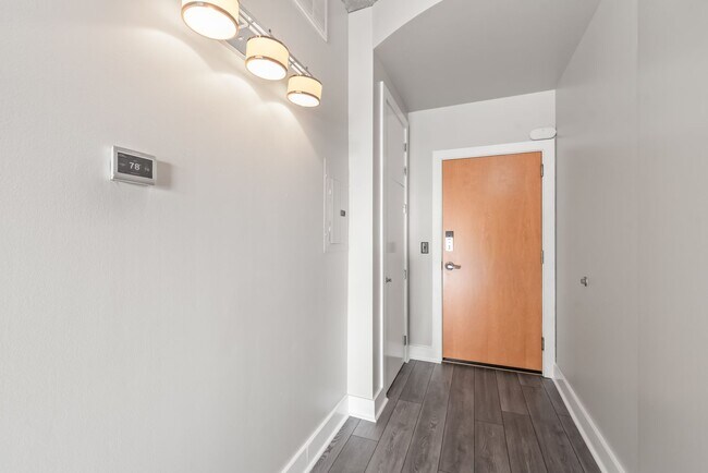 Foto del edificio - Stylish Uptown 2BD Condo with Balcony, Par...