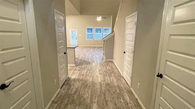 Foto del edificio - 5802 Golden Peak Ln