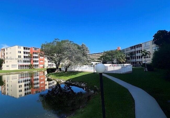 Foto del edificio - 1680 NE 191st St