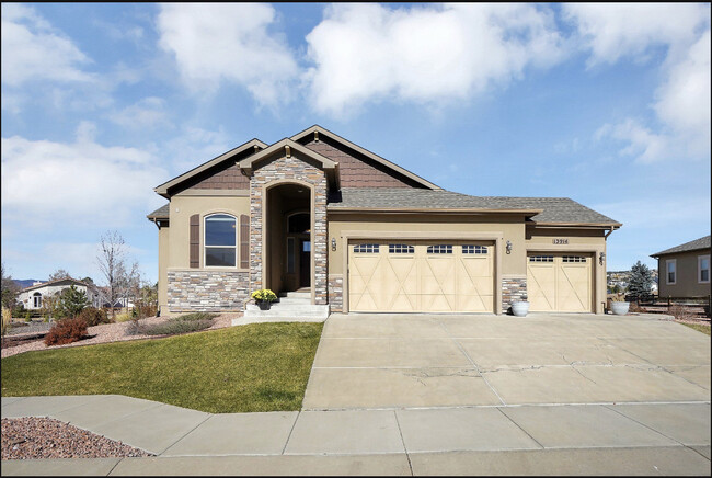 Vista frontal - 13914 Rivercrest Cir