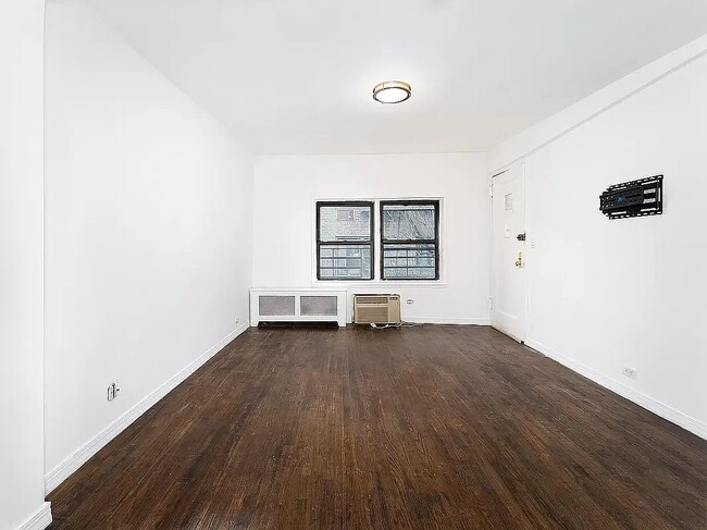 Building Photo - 32 Cornelia St