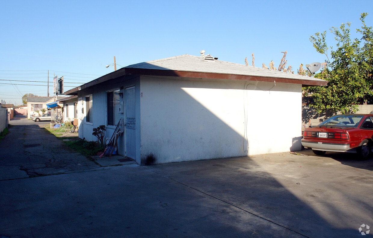 Building Photo - 11008 S Inglewood Ave