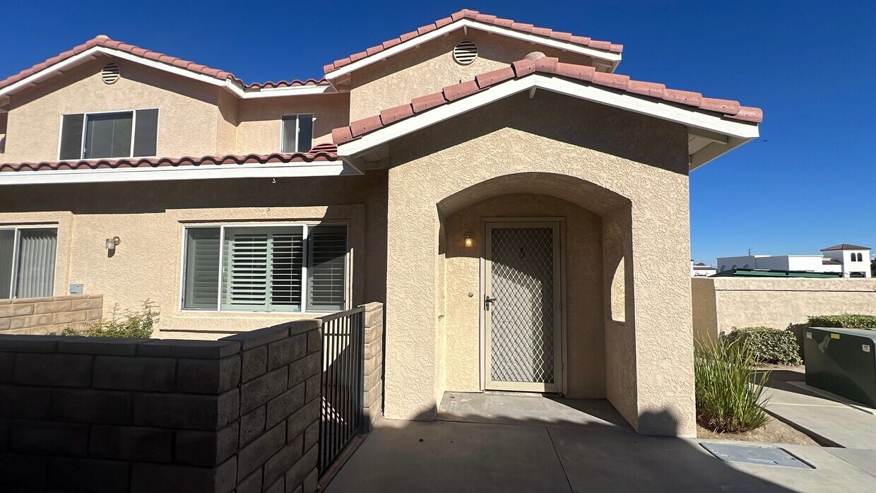 Primary Photo - Townhouse in gated community near A.V. Col...