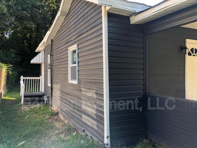 Building Photo - 204 E Crovat St