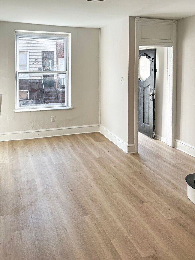 Building Photo - Modern Charm: Newly Renovated Three-Bedroo...