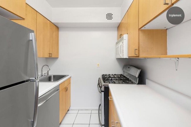 Building Photo - 215 East 24th Street