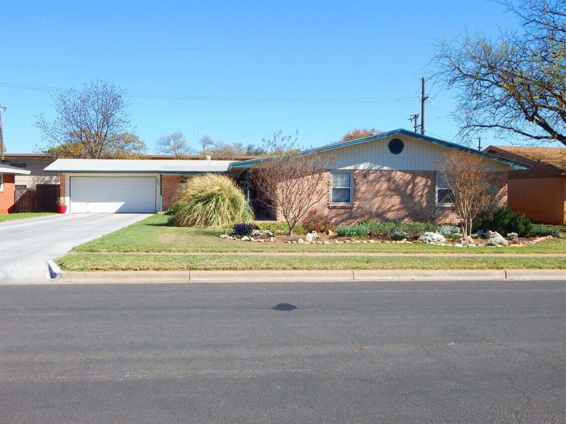 Foto principal - Luxurious Three Bedroom Home Located Near ...