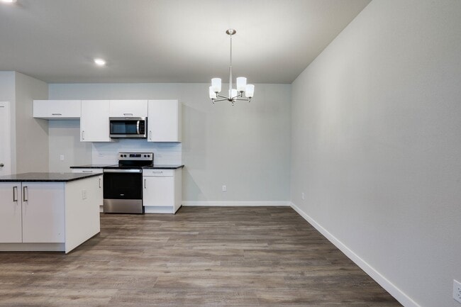 Building Photo - AVAILABLE NOW! GORGEOUS 3 BEDROOM DUPLEX L...