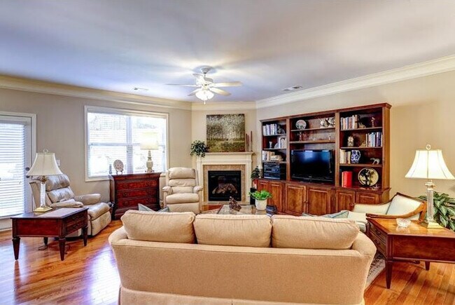 Foto del edificio - 5881 Norfolk Chase Rd