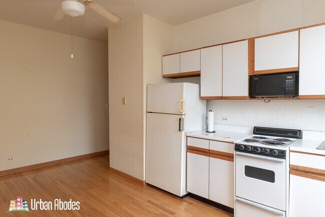 Foto del edificio - 633 W Barry Ave