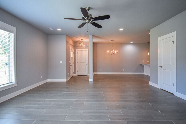 Building Photo - Luxurious 4 Bedroom, 3.5 Bathroom Home In Fayetteville, AR